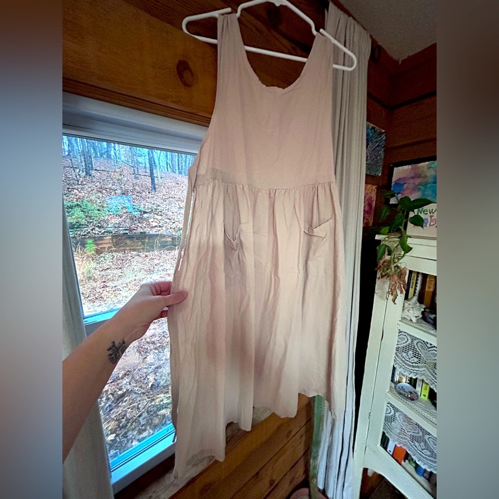 Linen feel apron / smock. Slips over head and front & back tie together. S/M